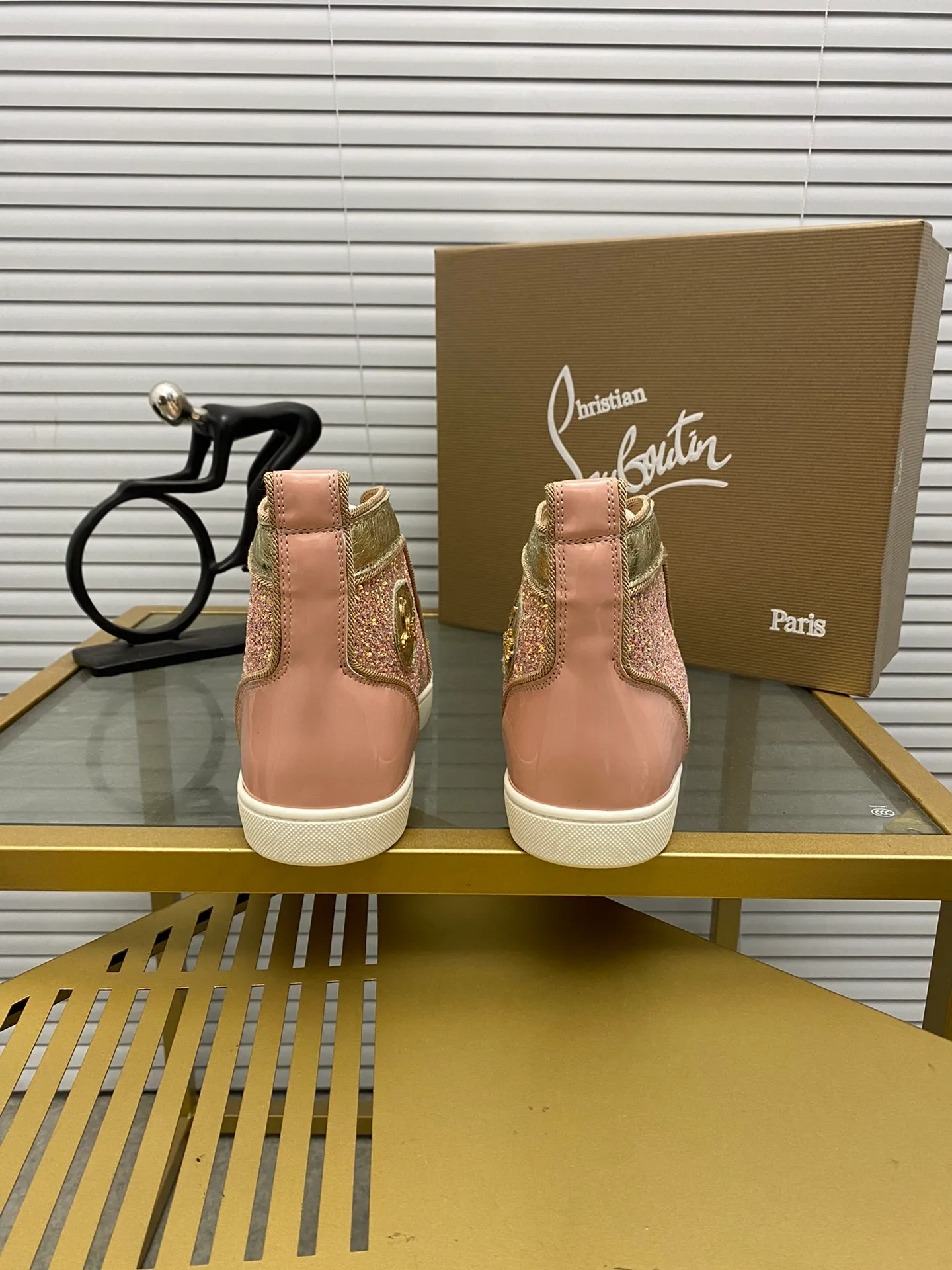 Made to order. Ex-factory price 540. christian louboutin (CL red sole shoes) counter series, casual sneakers for couples 📢 📢 📢 Exclusive hot style release 🎈🎈💪 Movable latex feet 👻 Finished outsole line [Proud] 😝Female 35-40# Male 38#-46, global supply😝 [Top version]: original imported cowhide upper, top original leather lining, original molded TPU outsole, original 1:1 detail processing, original shoe last,